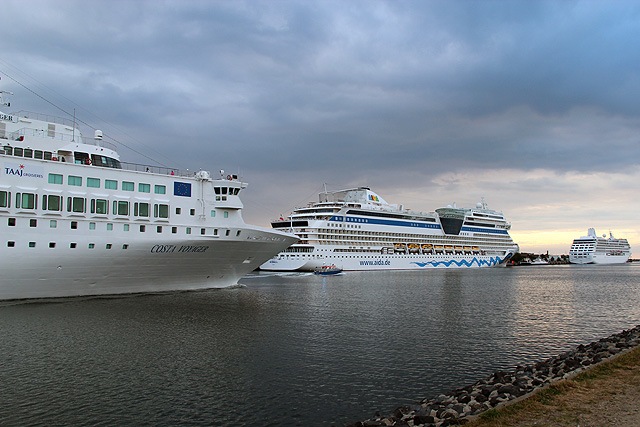 Die Kreuzfahrtschiffe Costa Voyager, AIDAblu und Nautica beim 1. Vierfachanlauf 2012 in Warnemünde