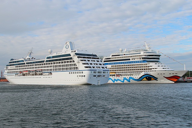 Nautica und AIDAblu im Kreuzfahrthafen Rostock-Warnemünde