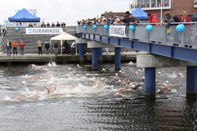 Start des Warnowschwimmens 2012 bei der Holzhalbinsel