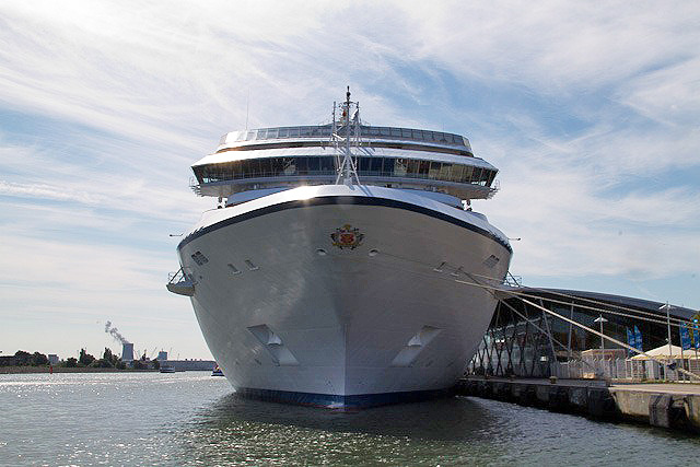 Das längste Schiff: die Marina am Kreuzfahrtterminal Das längste Schiff: die Marina am Kreuzfahrtterminal
