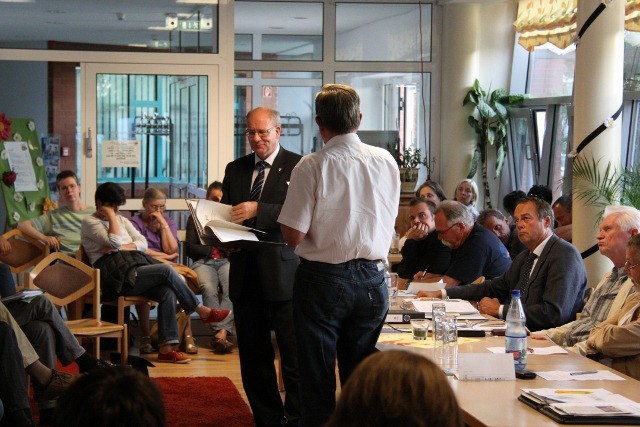 Oberbürgermeister Roland Methling auf der Ortsbeiratssitzung von Warnemünde im Gespräch mit dem Sprecher der Bürgerinitative, Helmut Bach