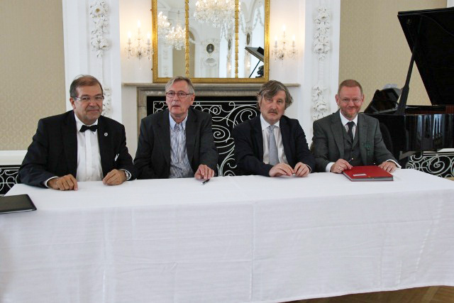 Unterzeichnung des "Letter of Intent": Rektor der Universität Prof. Dr. Wolfgang Schareck, Dr. Ulrich Fries (Johannes und Annitta Fries-Stiftung) Raimund Fellinger (Peter Suhrkamp Stiftung) und Prof. Dr. Holger Helbig