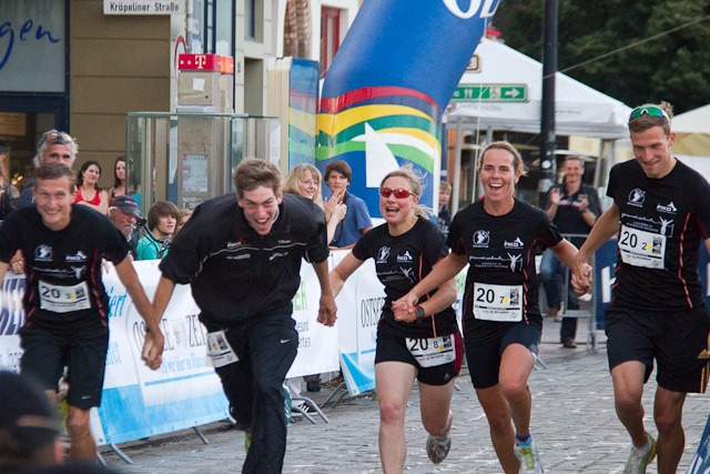 Gesundschuh Team läuft als zweite Staffel über das Ziel Gesundschuh Team läuft als zweite Staffel über das Ziel