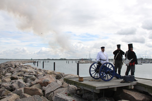 Die Kanoniere des „Ersten Historischen Traditions- und Artillerie-Corps Kyritz e.V.“ heißen die Schiffe zur Hanse Sail 2012 in Warnemünde willkommen