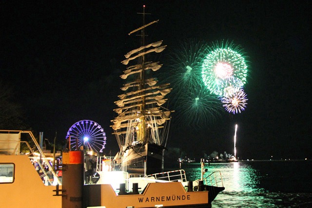 Hanse Sail 2012 - Feuerwerk in Warnemünde Hanse Sail 2012 - Feuerwerk in Warnemünde