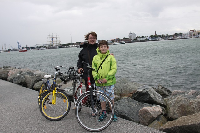Benjamin Schulz und Iris Natterer warten gespannt auf den nächsten Kanonenschuss zur Hanse Sail 2012