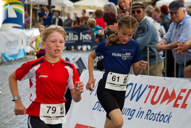 Jana Millat und Marie Backmund liefern sich kurz vor der Ziellinie noch ein Rennen, das mit zwei Zehntelsekunden Jana Millat gewinnt Jana Millat und Marie Backmund liefern sich kurz vor der Ziellinie noch ein Rennen, das mit zwei Zehntelsekunden Jana Millat gewinnt