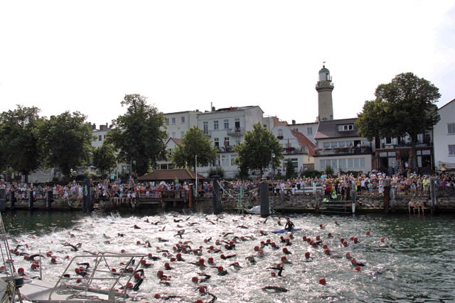 Rostocker Triathlon 2012 - Schwimmstart im Alten Strom von Warnemünde