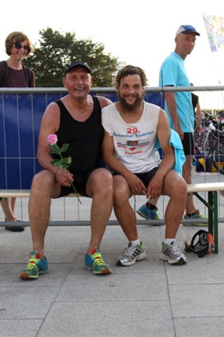 Der erste Gewinner des Rostocker Triathlons Dieter Schulz und der Sieger von 2012 Bengt Behrens