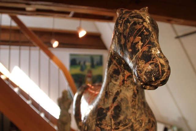 In der Galerie Klosterformat gibt es die Ausstellung „Sommerduett IX“ mit Keramik und Malerei der Familie Wandrer 