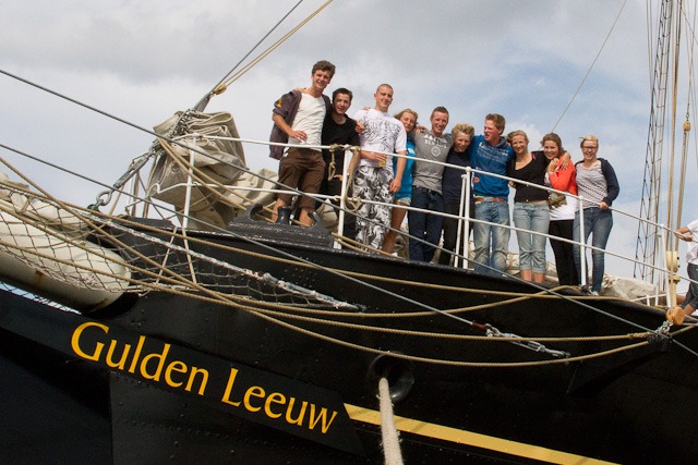 Jugendliche bringen die Gulden Leeuw zur Hanse Sail 2012