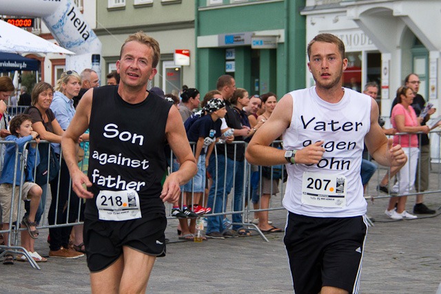 Vater und Sohn liefen gemeinsam bis über die Ziellinie Vater und Sohn liefen gemeinsam bis über die Ziellinie