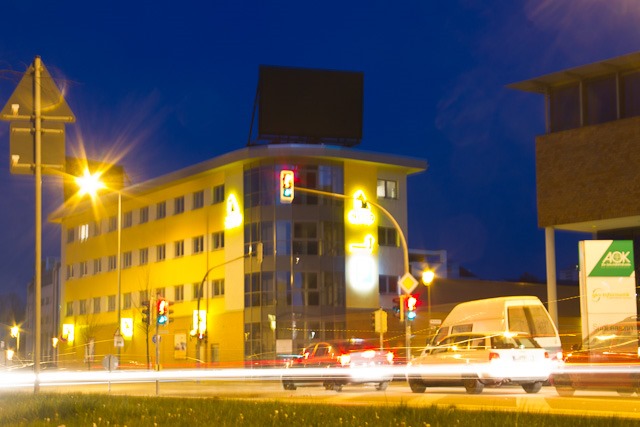 Zwei riesige LED-Screens leuchten bald am Warnowufer