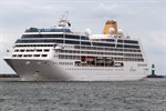 Kreuzfahrtschiff Adonia beim Einlaufen in den Warnemünder Kreuzfahrthafen