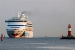 Die AIDAaura beim Einlaufen in Warnemünde