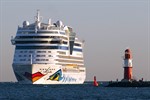 Die AIDAmar beim Einlaufen in Warnemünde