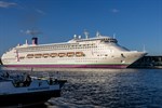 Kreuzfahrtschiff „Ambience“ vor dem Liegeplatz P7 im Kreuzfahrthafen Rostock-Warnemünde