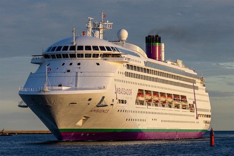 Kreuzfahrtschiff Ambience im Kreuzfahrthafen Rostock-Warnemünde Kreuzfahrtschiff Ambience im Kreuzfahrthafen Rostock-Warnemünde
