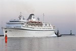 Die Athena (Ex-Völkerfreundschaft) beim Einlaufen in Warnemünde