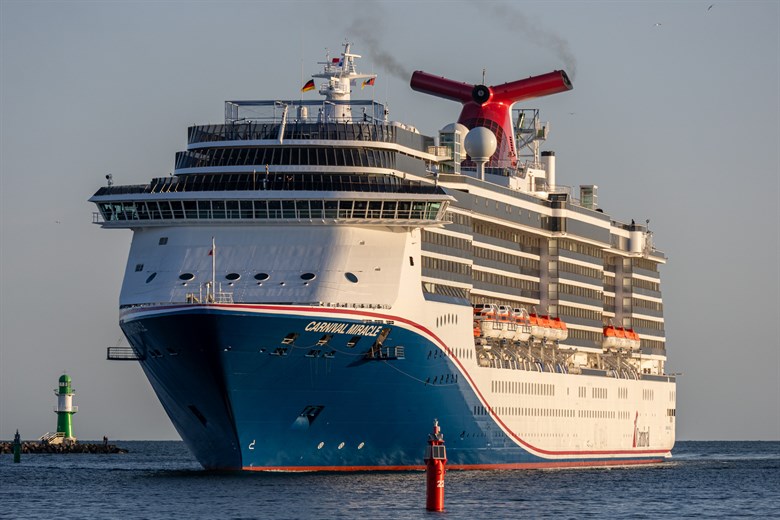 Kreuzfahrtschiff Carnival Miracle im Kreuzfahrthafen Rostock-Warnemünde Kreuzfahrtschiff Carnival Miracle im Kreuzfahrthafen Rostock-Warnemünde