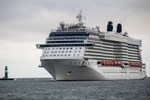 Kreuzfahrtschiff Celebrity Reflection beim Einlaufen in den Warnemünder Kreuzfahrthafen