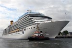 Das Kreuzfahrtschiff Costa Luminosa beim Anlegen an Pier 7 im Kreuzfahrthafen Warnemünde