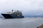 Die „Ilma“ im Kreuzfahrthafen Warnemünde, im Hintergrund die „Arkona“ und die „Spirit of Discovery“