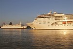 MSC Opera im Kreuzfahrthafen Rostock-Warnemünde - die Prins Joachim wartet im Hintergrund vor Pier 7 auf die Vorbeifahrt