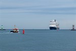 Die Rotterdam beim Einlaufen in Warnemünde