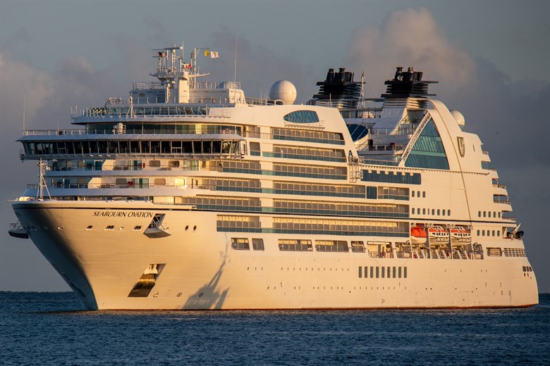 Kreuzfahrtschiff Seabourn Ovation im Kreuzfahrthafen Rostock-Warnemünde Kreuzfahrtschiff Seabourn Ovation im Kreuzfahrthafen Rostock-Warnemünde