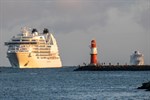 Die Seabourn Ovation beim Einlaufen in Warnemünde, im Hintergrund die Viking Sea