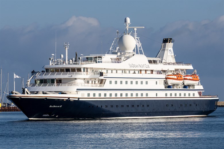 Kreuzfahrtschiff SeaDream II im Kreuzfahrthafen Rostock-Warnemünde Kreuzfahrtschiff SeaDream II im Kreuzfahrthafen Rostock-Warnemünde