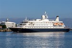 Die „SeaDream II“ im Seekanal des Kreuzfahrthafens Warnemünde