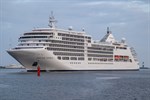 Die Silver Spirit beim Einlaufen in Warnemünde
