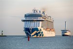 Die „Sky Princess“ passiert die Warnemünder Molenköpfe, dahinter die Scandlines-Fähre „Berlin“