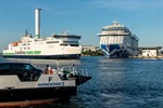 Das Kreuzfahrtschiff „Sky Princess“ beim Anlegen an Pier 8 im Kreuzfahrthafen Warnemünde