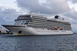 Die Viking Saturn im Seekanal des Kreuzfahrthafens Warnemünde