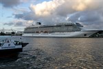 Das Kreuzfahrtschiff Viking Saturn im Kreuzfahrthafen Warnemünde
