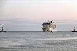 Die Viking Star passiert die Warnemünder Molenköpfe