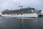 Die „Vista“ im Kreuzfahrthafen Warnemünde, dahinter an P7 die AIDAmar