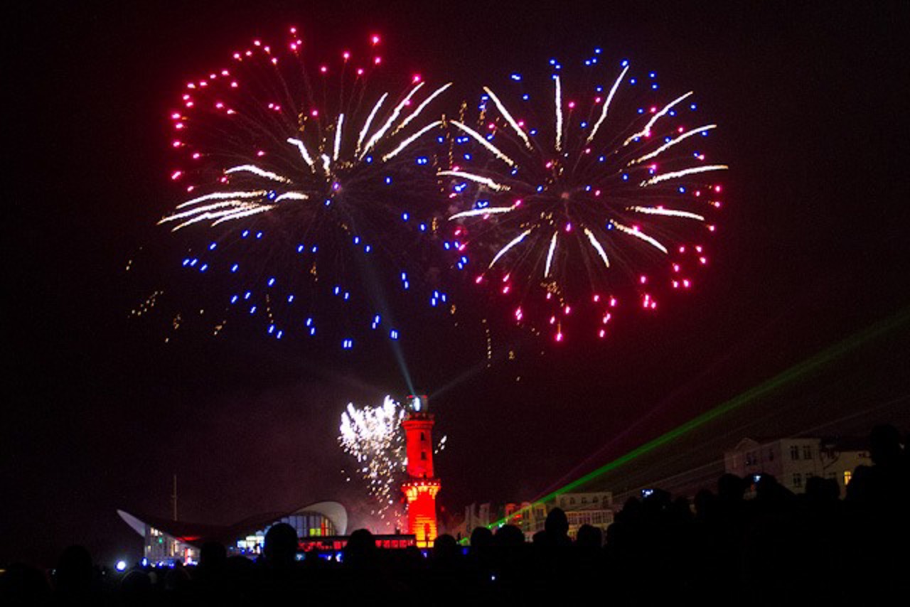 Vielfarbiges Feuerwerk in Warnemünde
