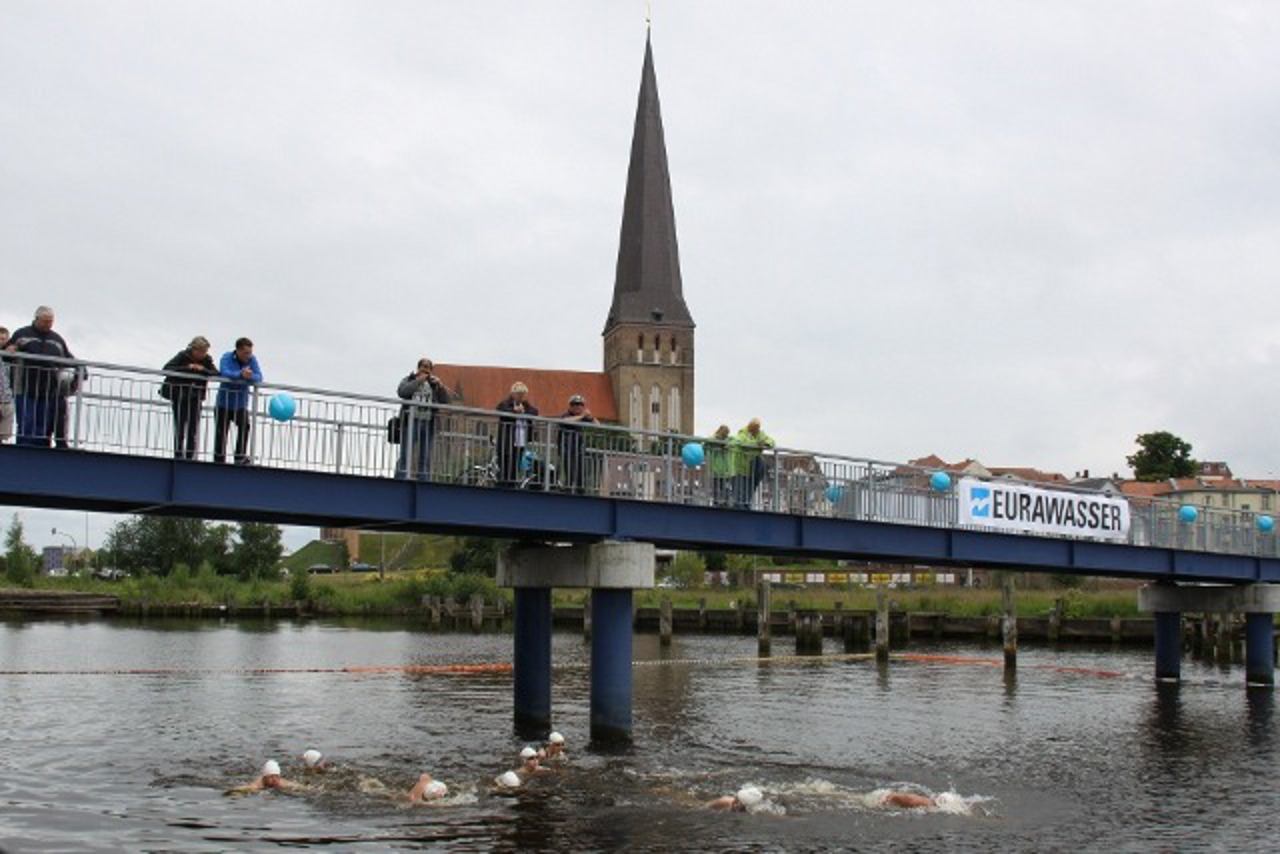 Start des 500-Meter-Schwimmens im Schatten der Petrikirche