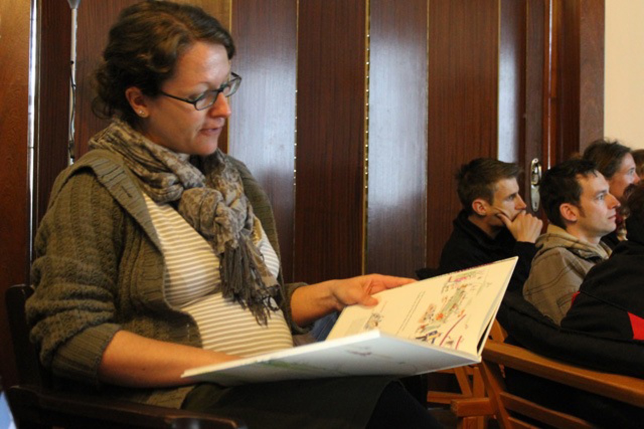 Vorleserin Doreen beim Lesefest im Peter-Weiss-Haus
