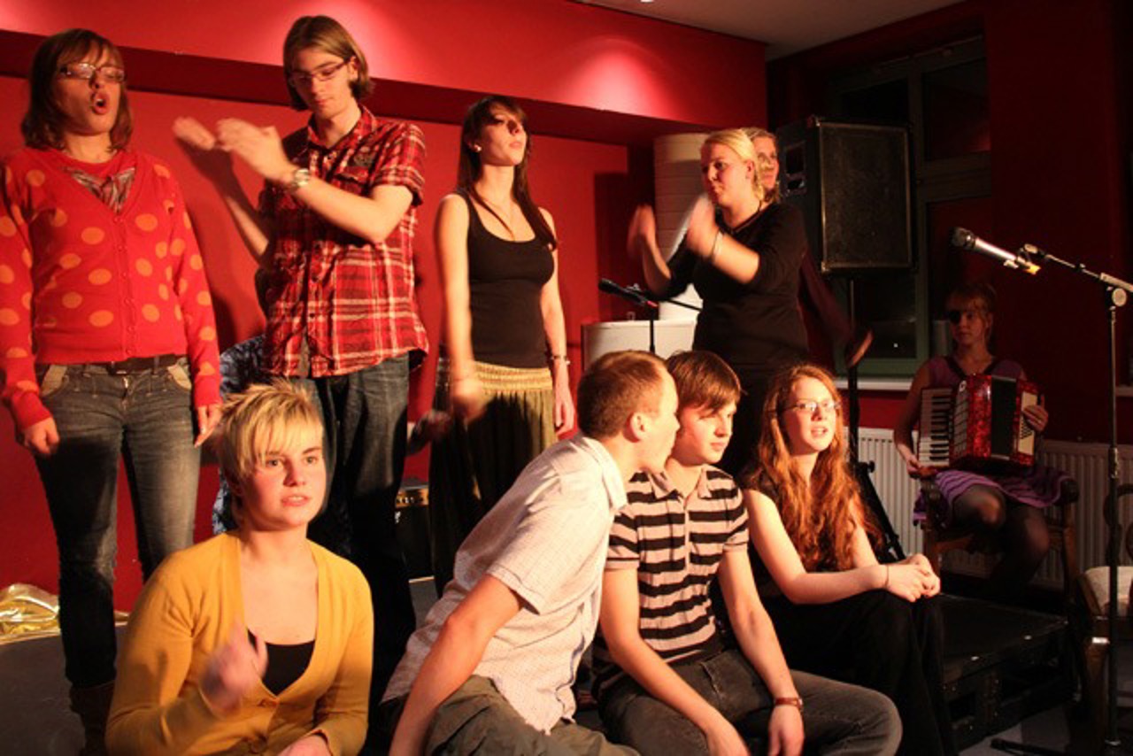 Die polnisches Theatergruppe mit Musik ohne Instrumente