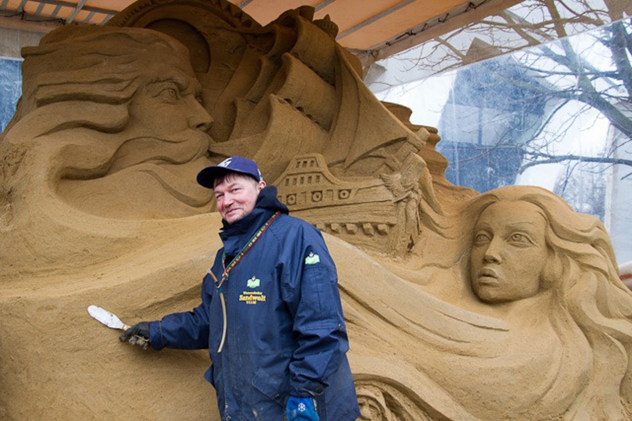Sergey Tselebrovsky bei der Sandwelt in Warnemünde