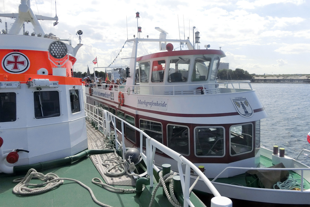 Im Einsatz für das Fahrgastschiff „Markgrafenheide“: Die Seenotretter der DGzRS-Station Warnemünde nehmen den Havaristen mit dem Seenotrettungskreuzer „Arkona“ längsseits. (Foto: DGzRS – Die Seenotretter)