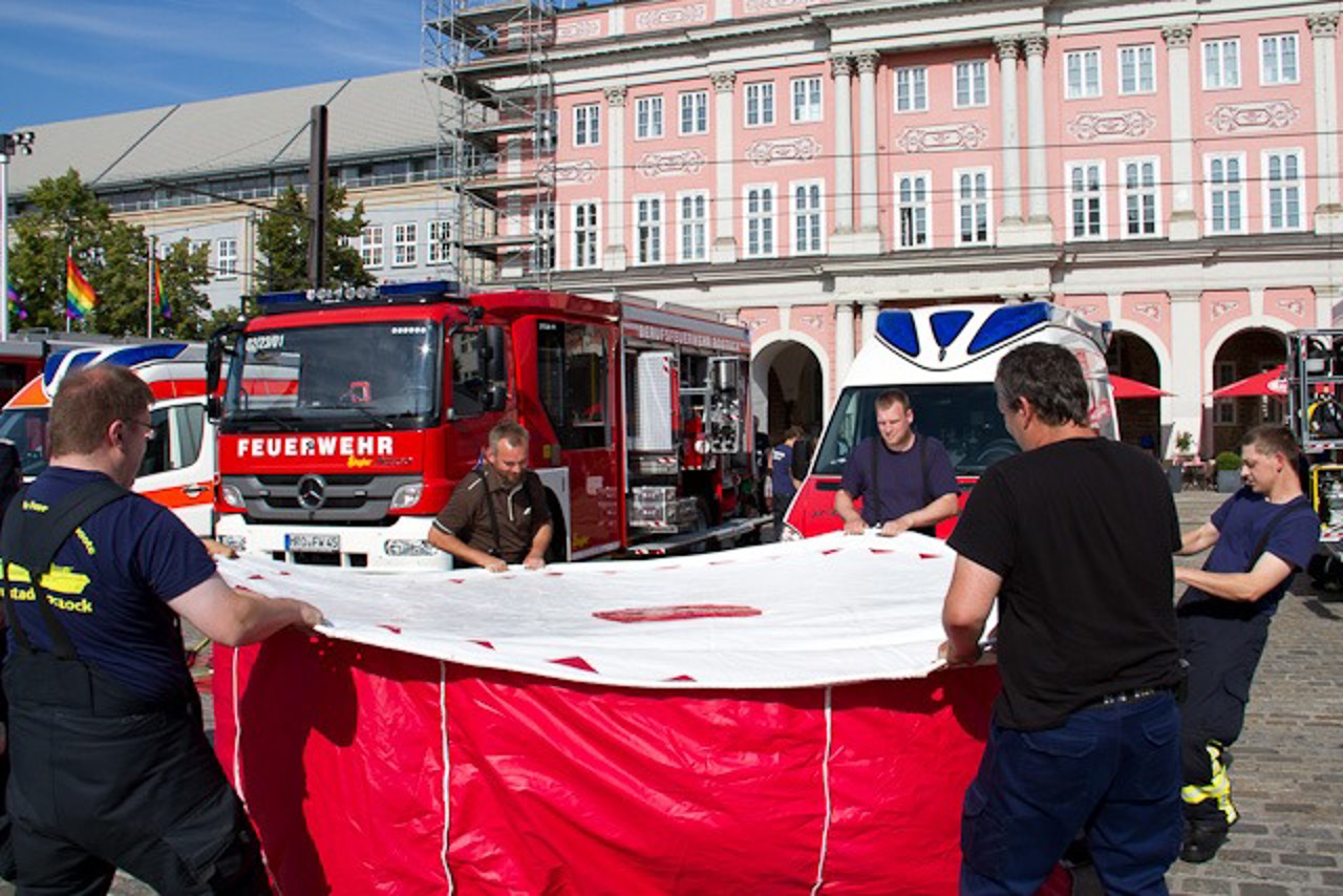 Aus dem zweiten Stock ins Sprungkissen der Feuerwehr
