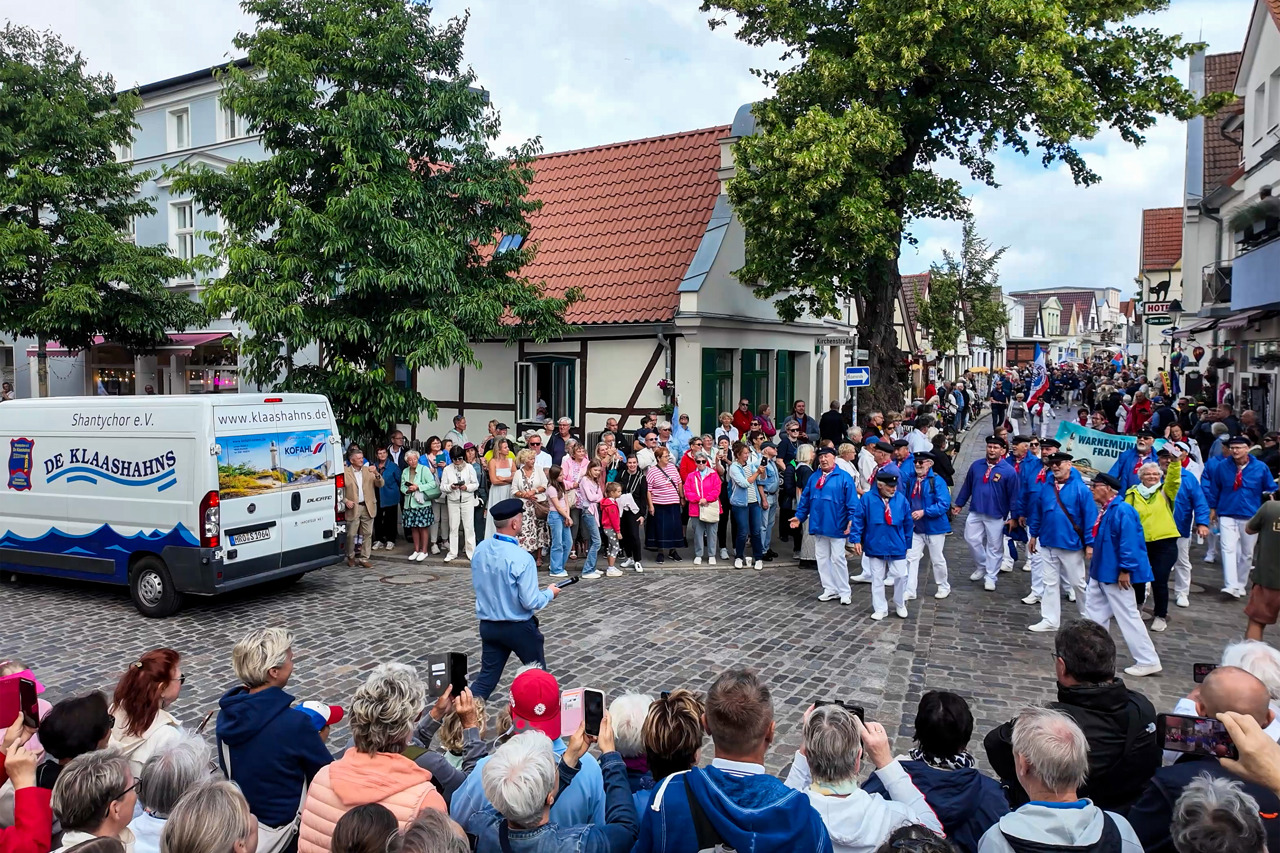 Niege Ümgang zur Warnemünder Woche 2026 - Shantyhor De Klaashahns