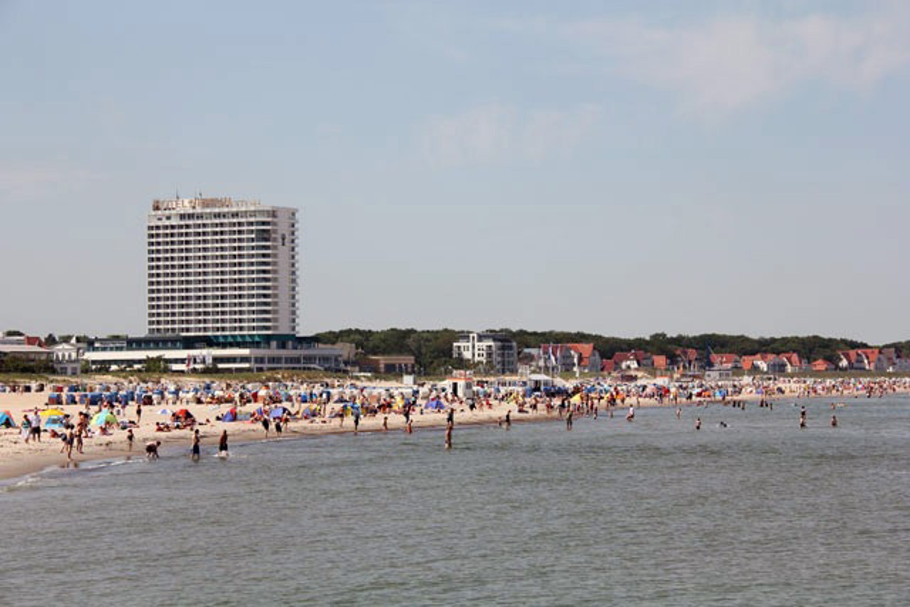 Warnemünde - Strand und Hotel Neptun
