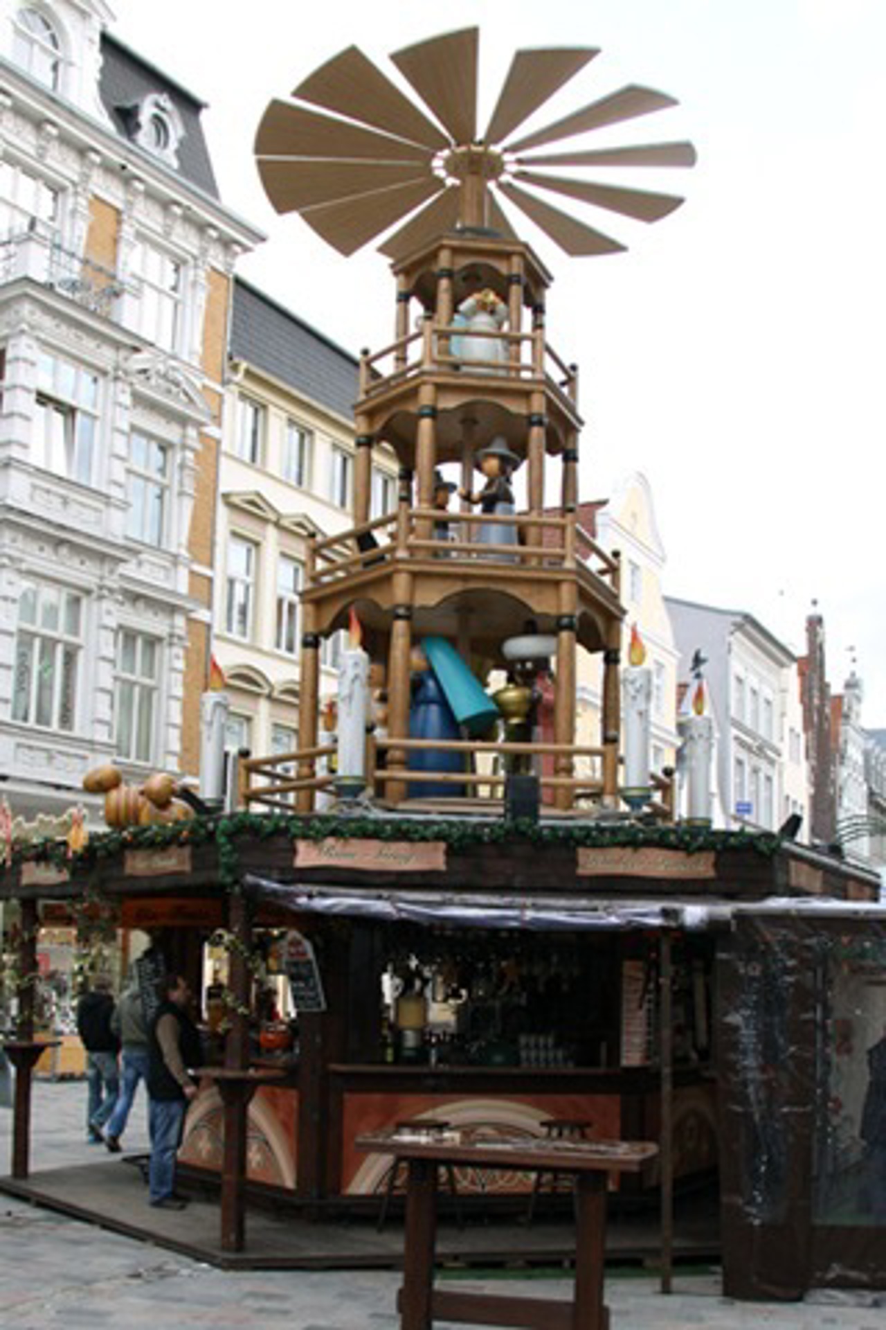 Riesiges Pyramiden-Windspiel beim Rostocker Weihnachtsmarkt 2009